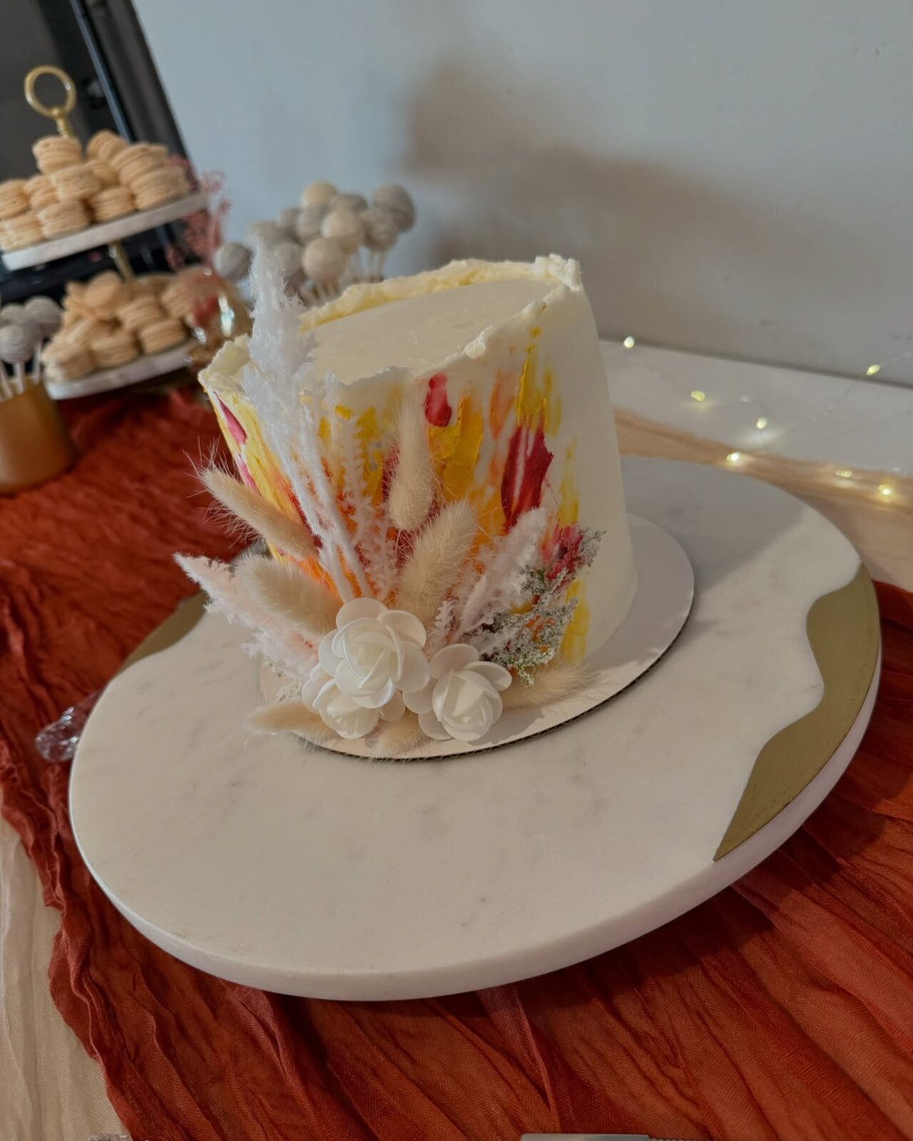 Elegant wedding cake and floral details
